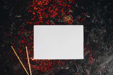 Siyah arkaplanda kırmızı parıltılı kağıt kaplama, sevgililer günü modeli.