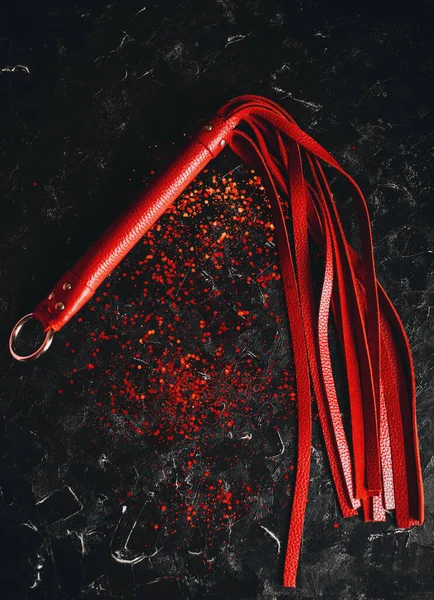 Giocattoli Bdsm Frusta Pelle Rossa Sfondo Nero Con Glitter Rosso — Foto Stock