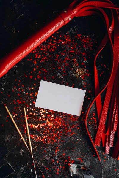Kartenattrappe Attrappe Eines Weißen Papierbdsm Spielzeugs Rote Lederpeitsche Auf Schwarzem — Stockfoto