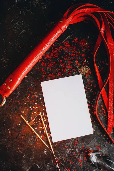 Kartenattrappe Attrappe Eines Weißen Papierbdsm Spielzeugs Rote Lederpeitsche Auf Schwarzem — Stockfoto