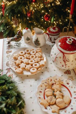 Noel yemeği, ev yapımı tatlı pastalar, Noel için festival masası.