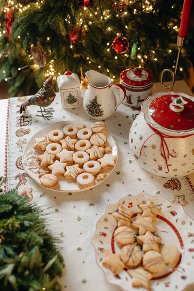 节日晚餐 甜蜜的自制蛋糕 圣诞节的节日餐桌 — 图库照片