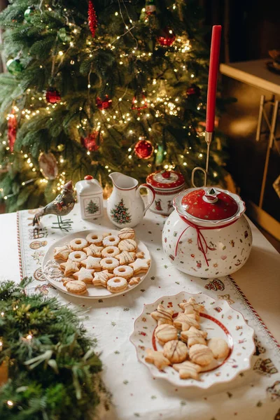 节日晚餐 甜蜜的自制蛋糕 圣诞节的节日餐桌 — 图库照片