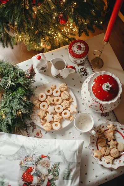 Noel Yemeği Yapımı Tatlı Pastalar Noel Için Festival Masası — Stok fotoğraf