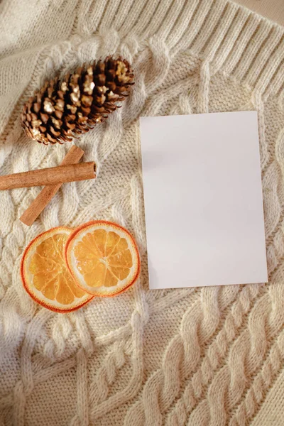 Μακιγιάρισμα Χαρτιού Στο Φόντο Πλεκτών Ενδυμάτων Διακοσμητικά Στοιχεία Κανέλας Πορτοκαλιού — Φωτογραφία Αρχείου