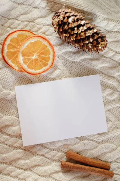 用肉桂 橙子和蛋筒装饰的针织衣服做背景的纸片模型 — 图库照片