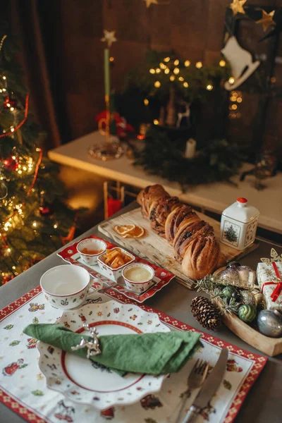 Festive Christmas Dinner Homemade Sweet Pastry Christmas Decor — Foto Stock