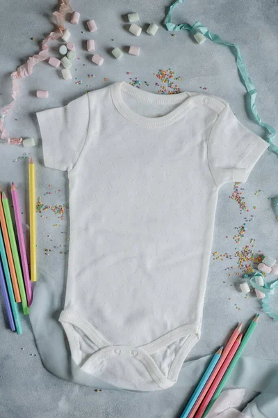 婴儿服装造型 新生儿服装造型 灰色背景的白色紧身衣 — 图库照片