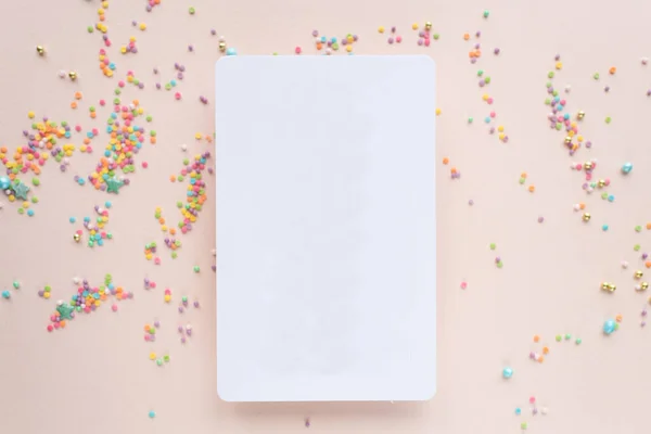 White Paper Mockup Texture Festive Peach Background Confetti Invitation Mockup — Stok fotoğraf