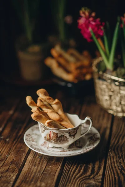 Ψωμί Sticks Τυρί Ξύλινο Σκούρο Φόντο Ρουστίκ Στυλ Κουζίνας — Φωτογραφία Αρχείου