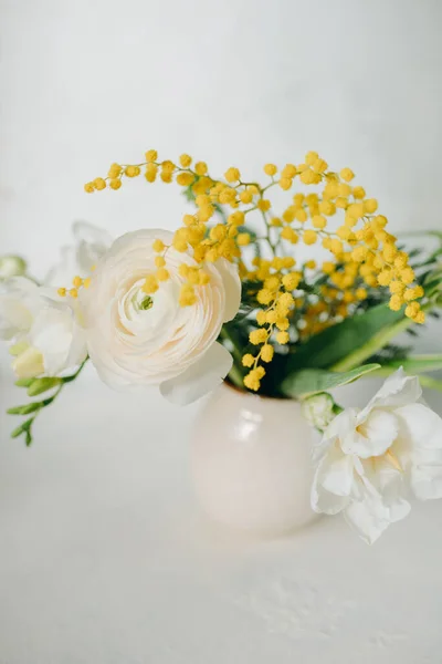 Buquê Flores Primavera Fundo Leve Floricultura Páscoa — Fotografia de Stock