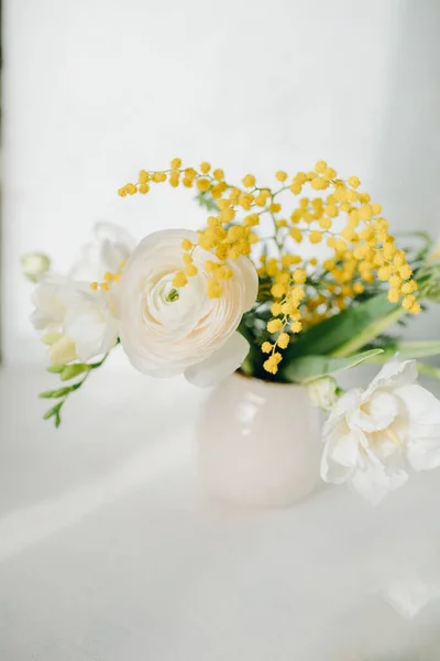 Букет Весняних Квітів Світлому Фоні Великодня Флористика — стокове фото