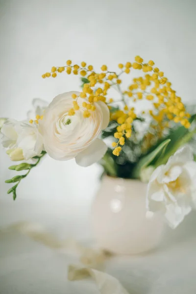 Μπουκέτο Από Ανοιξιάτικα Λουλούδια Φόντο Ελαφρύ Πασχαλινό Ανθοπωλείο — Φωτογραφία Αρχείου