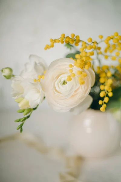 Egy Csokor Tavaszi Virágok Egy Könnyű Háttér Húsvéti Virágok — Stock Fotó