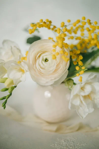 Bukiet Wiosennych Kwiatów Jasnym Tle Kwiat Wielkanocny — Zdjęcie stockowe