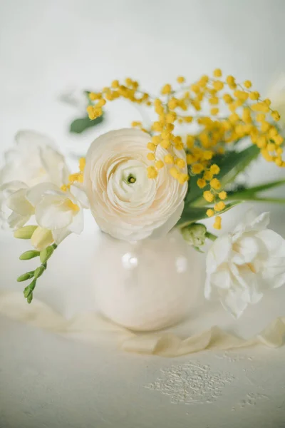 光の背景に春の花の花束 イースターの花 — ストック写真