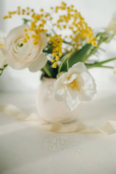 Букет Весняних Квітів Світлому Фоні Великодня Флористика — стокове фото