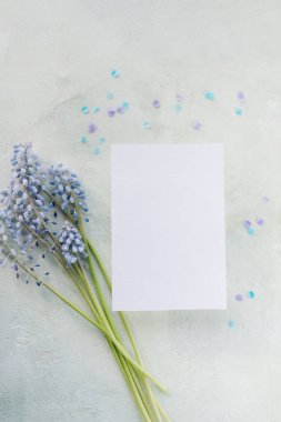 Açık arkaplanda davetiye modeli, çiçekli arka plan, beyaz kağıt yaprak