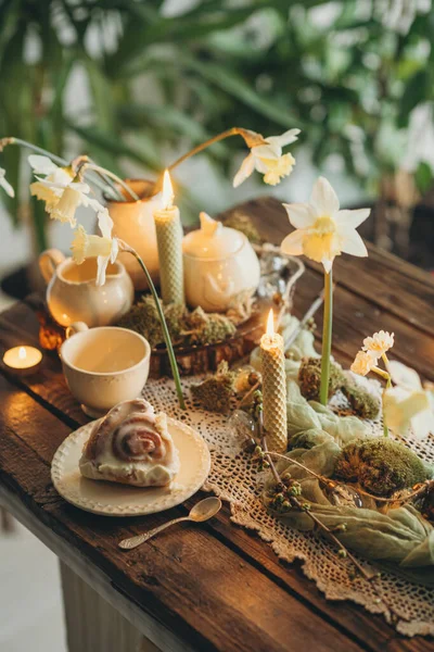 素朴なスタイルでお祝いのテーブルの装飾 木製品 甘いベーキング — ストック写真