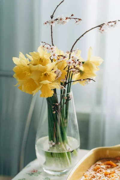 Słodkie Domowe Wypieki Żółtym Naczyniu Pieczenia Tle Żółtych Wiosennych Kwiatów — Zdjęcie stockowe