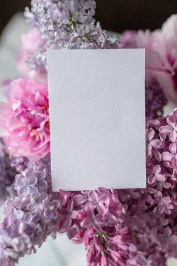 Kartpostal modeli, arkaplandaki leylak çiçeklerine karşı kart modeli, düğün davetiyesi modeli.