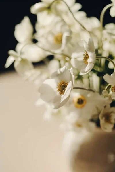 Witte Lentebloemen Zonlicht Bruidsboeket — Stockfoto