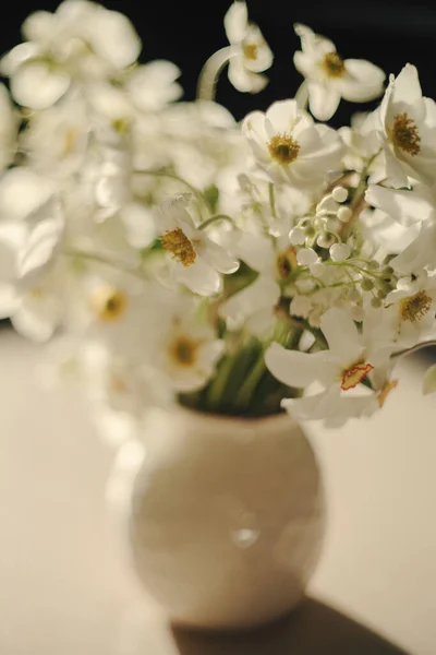Białe Wiosenne Kwiaty Słońcu Bukiet Ślubny — Zdjęcie stockowe