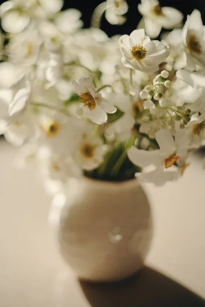 Weiße Frühlingsblumen Sonnenlicht Brautstrauß — Stockfoto