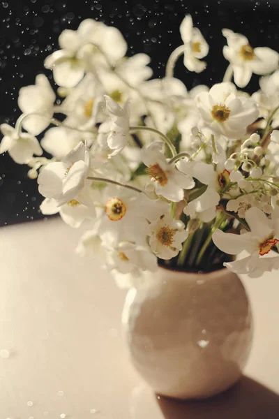 Güneş Işığında Beyaz Bahar Çiçekleri Gelin Buketi — Stok fotoğraf