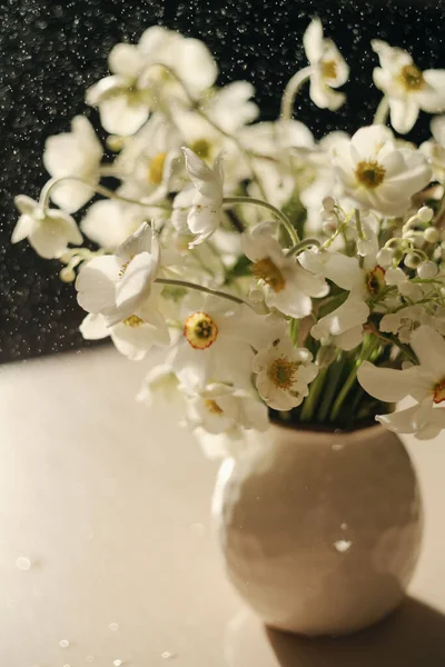 Flores Brancas Primavera Luz Sol Buquê Noiva — Fotografia de Stock