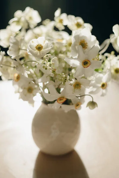 Białe Wiosenne Kwiaty Słońcu Bukiet Ślubny — Zdjęcie stockowe