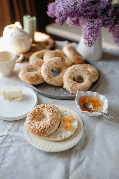 Plate Bagels Sesame Nutritious Satisfying Breakfast — Stock Photo, Image