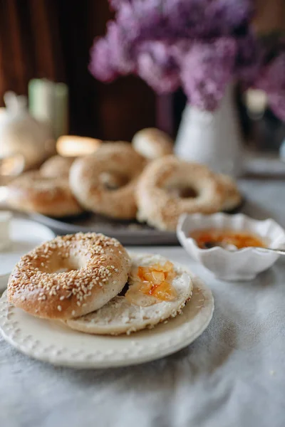 Plate Bagels Sesame Nutritious Satisfying Breakfast — Stock Photo, Image
