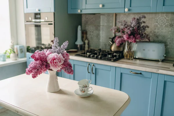 Kytice Květin Stole Kuchyni Design Kuchyně Modrá Barva — Stock fotografie