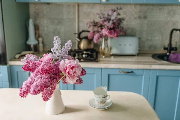 Bouquet Fleurs Sur Table Dans Cuisine Design Cuisine Couleur Bleue — Photo
