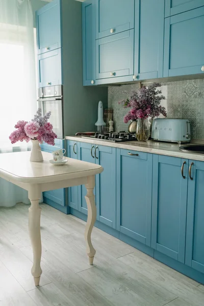 Μπουκέτο Λουλούδια Στο Τραπέζι Της Κουζίνας Σχέδιο Κουζίνας Μπλε Χρώμα — Φωτογραφία Αρχείου