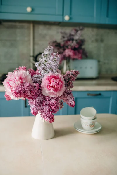 Bouquet Fleurs Sur Table Dans Cuisine Design Cuisine Couleur Bleue — Photo