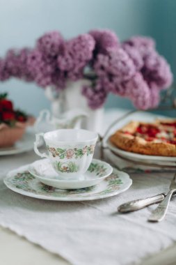 Çay zamanı, kahvaltı tatlı pasta ve çay ve leylak buketi, İngiliz porseleni