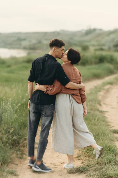 Birbirine Aşık Aile Karı Koca Dışarıda Kucaklaşıyor Aile Zamanı — Stok fotoğraf