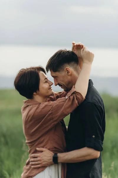 Familia Pareja Enamorada Marido Mujer Abrazándose Aire Libre Tiempo Familia —  Fotos de Stock