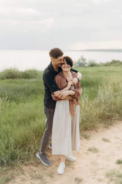 Pary Rodzinne Miłości Mąż Żona Przytulają Się Świeżym Powietrzu Czas — Zdjęcie stockowe