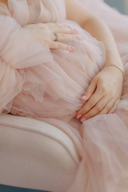 Kabarık pembe elbiseli hamile kadın, zarafet ve hamilelik, bebek partisi