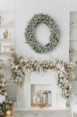 Beyaz ve altın renkli Noel dekoru, Yeni Yıl dekorunda oturma odası