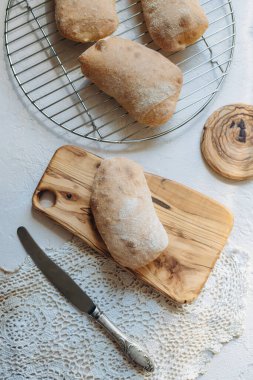 Ev yapımı kekler, tahtada beyaz bir zemin üzerinde chiabbata ekmeği.