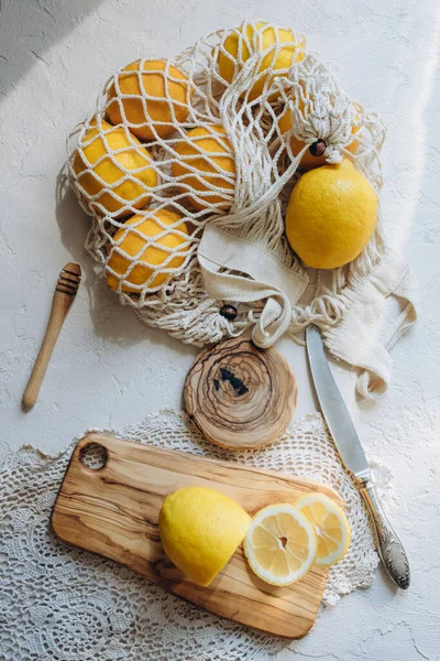 Citrusový Citron Krájený Plátky Dřevěné Desce Bílém Pozadí — Stock fotografie