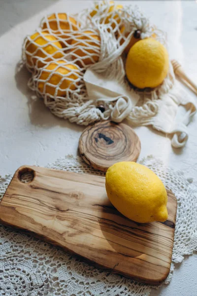 Citron Agrumes Coupé Tranches Sur Une Planche Bois Sur Fond — Photo