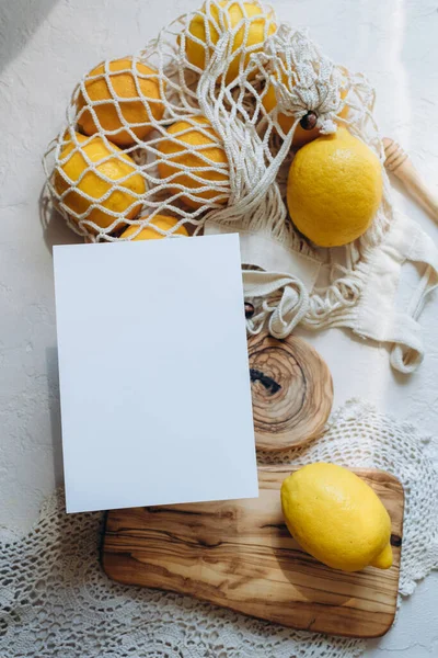请在白色背景的柳条棉袋中用柑橘柠檬做背景的明信片或邀请函或卡片 — 图库照片