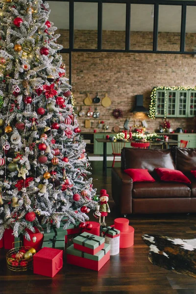 Klasik Noel Renklerinde Noel Mutfağı Dekoru Kırmızı Yeşil Dekor — Stok fotoğraf