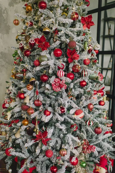 圣诞厨房装饰有经典的圣诞色彩 红色和绿色装饰 — 图库照片