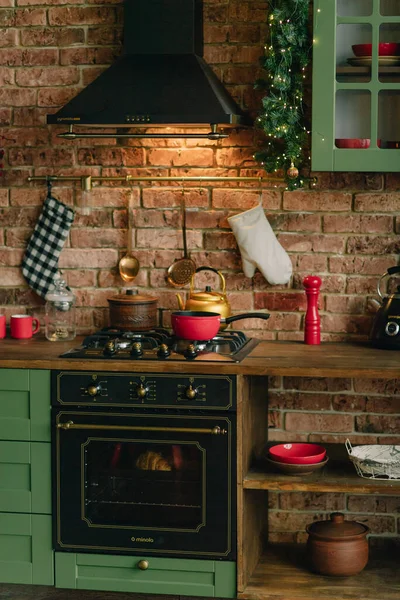Χριστουγεννιάτικη Διακόσμηση Κουζίνας Κλασικά Χριστουγεννιάτικα Χρώματα Κόκκινη Και Πράσινη Διακόσμηση — Φωτογραφία Αρχείου